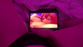 POV: 可爱的亚洲女孩观看女同性恋色情，触摸自己湿润的粉红色阴户发出害羞的呻吟声
