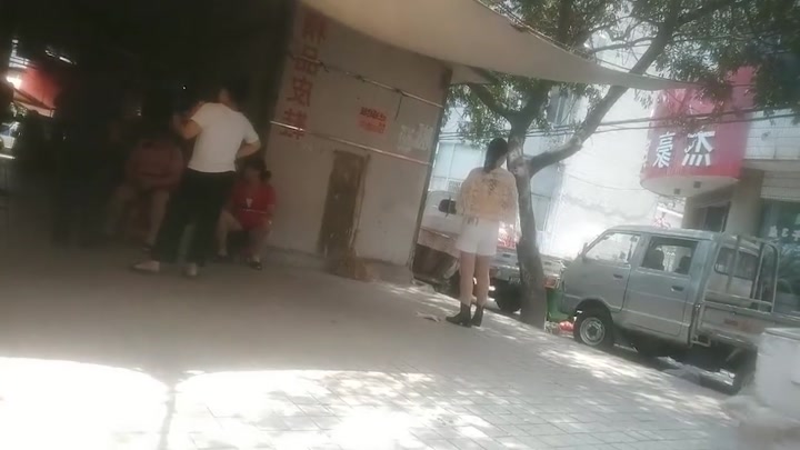 城中村无套操长腿少妇，你们这些人不戴套我好怕啊