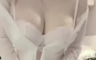 CC主播胡椒粉白衬衫牛仔热裤黑丝挑逗