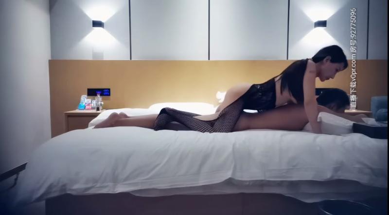 【9总探花】紫裙鸭舌帽妹子，沙发舌吻扣逼穿上网袜乳推舔弄，后入抽插勐操呻吟