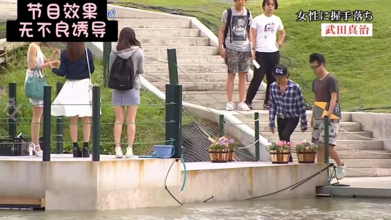 直勾勾的盯着美女看 结果一脚踩空掉入水中！！！