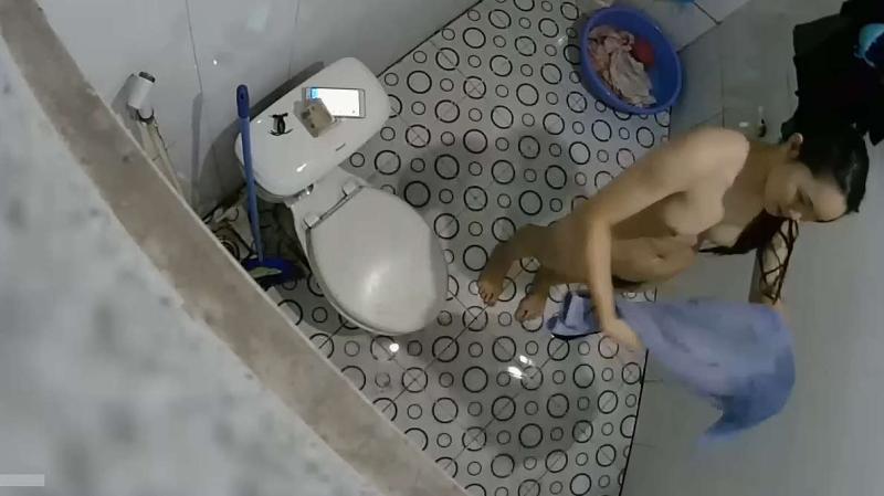 冒死爬墙偷窥楼下身材火爆的少妇洗澡 心情很好扭扭屁股哼着小曲