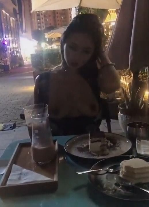 边吃饭边享受一对巨乳