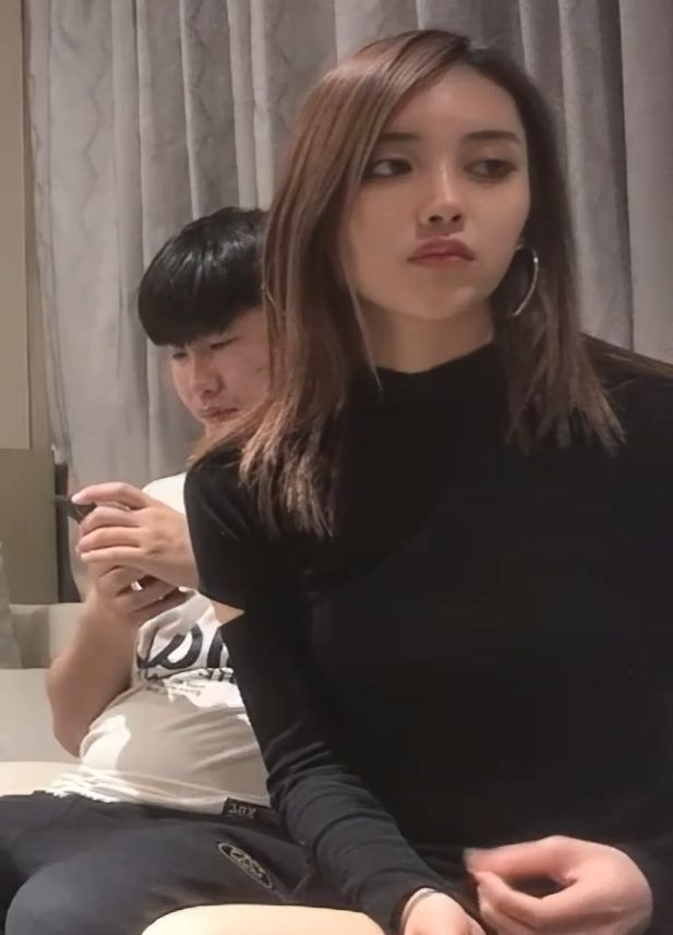 小宝探花 长的一张好看的臭的脸 让人想柔拧