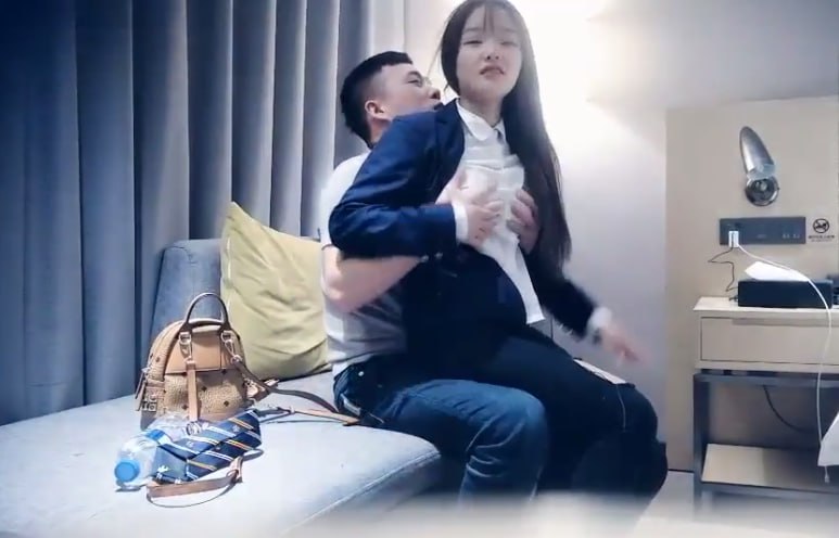 【七天高端外围】帅气牛仔妹子 翘起屁股掰穴深喉口交后入晃动奶子
