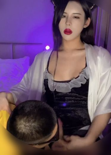 高颜值女神被外卖小哥伺候，