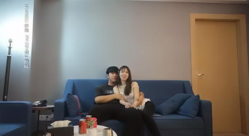 【午夜寻花】深夜约了个苗条妹子，床上下位舔逼大力勐操，很是诱惑喜欢不要错过