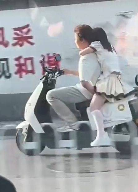 门事件 谁他妈都别拦我 我要买电动拉精神小妹！这骑车也赶单手摸后逼