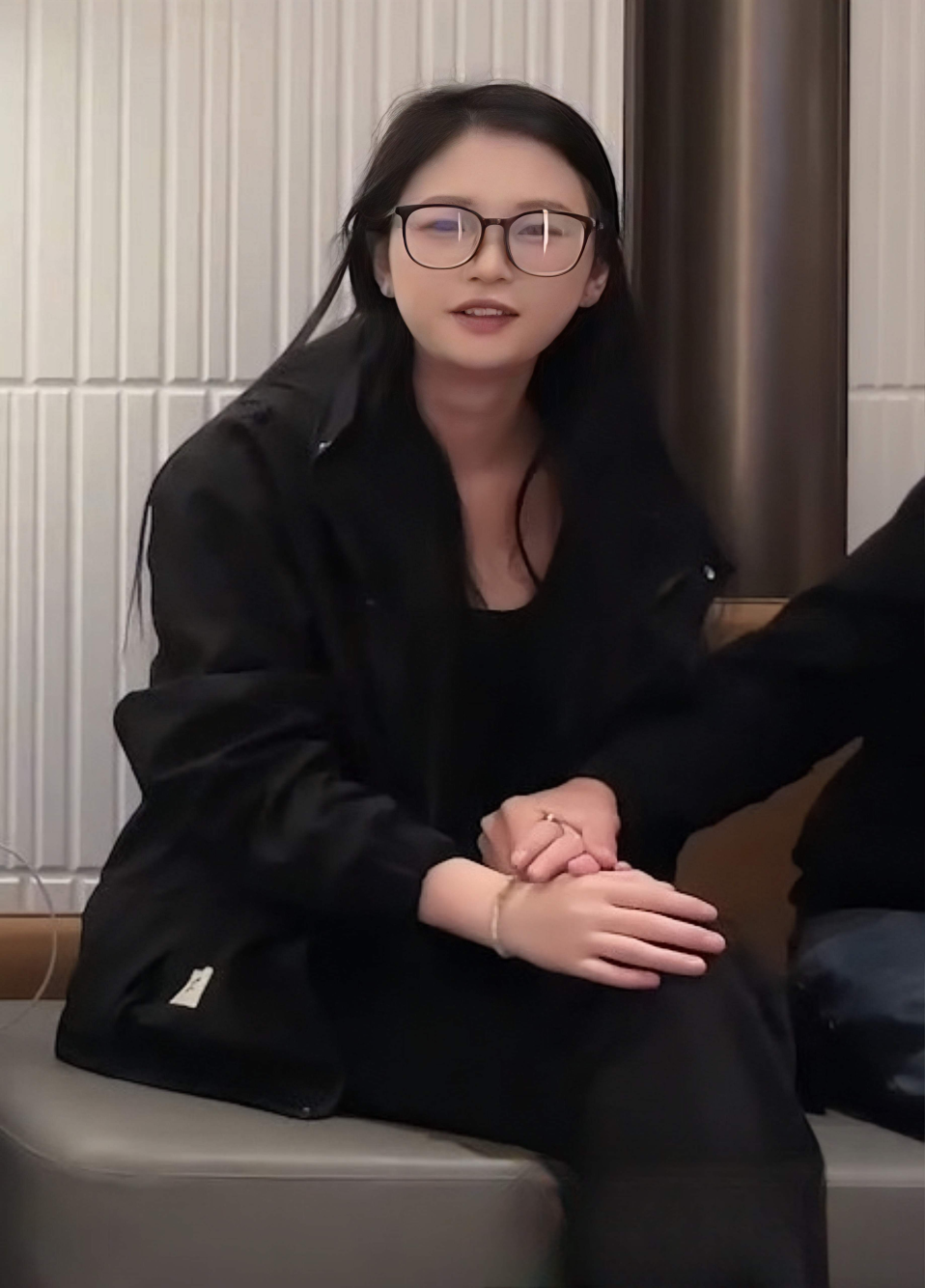 【这应该是最年轻的鸡，连破处都是做鸡没了】旺仔小馒头都还在发育中，逼很紧都给干红，老哥都操的心疼了！