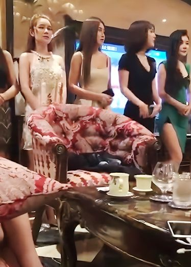 咸湿KTV齐聚小母狗们狂舔鸡巴无套群交