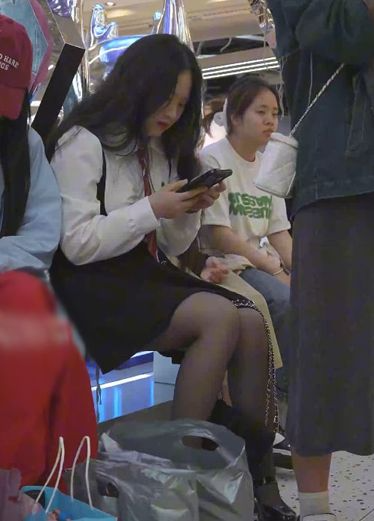 人多的空间下还是偷拍到可爱肥嫩的制服妹儿小白裤
