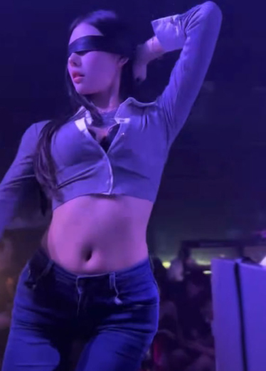 爽看酒吧美乳肥臀的靓女骚舞