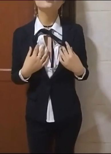 女业务到厕所做爱却来电话!拼命伪装还是忍不住淫叫几声