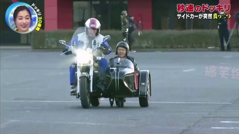 日本爆笑整蛊综艺 嘉宾体验新款八嘎车 没成想半路八嘎车突然分解并且径直冲向墙壁！！！