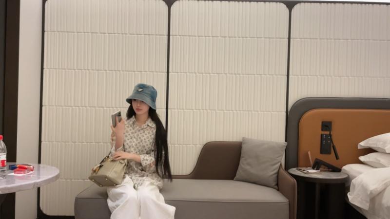 曹长卿 - 约了个在家门口兼职的妹子，态度很差，不配合姿势，过程中一直在催我快点射出来，搞到一半给她赶走了