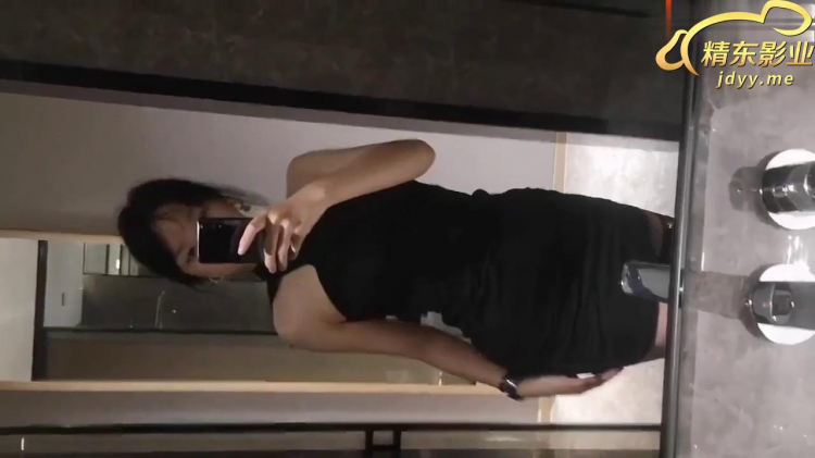 7福利姬健眼镜妹反差婊手机裸照被弟弟发现，姐姐满足弟弟的要求,父母不在家乱伦。