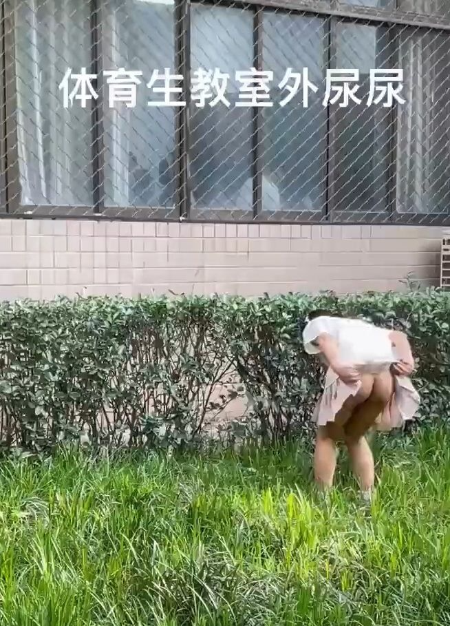 胆大档超级大胆的小林跑去体育生教室窗口尿尿