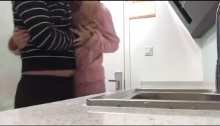 真实强奸，浙江姐夫和姐姐吵架趁机厨房强上小姨子