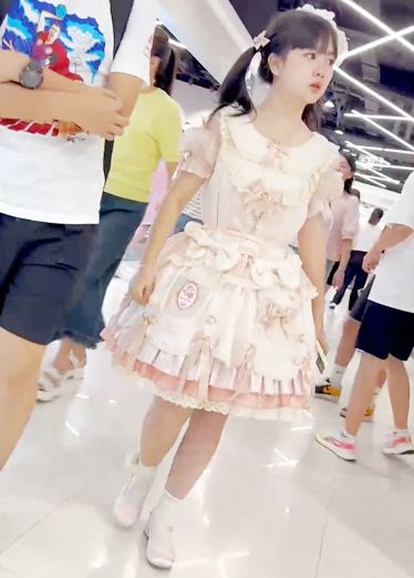 小蛋糕裙萝莉可爱小萌女，连底裤都如此幼齿