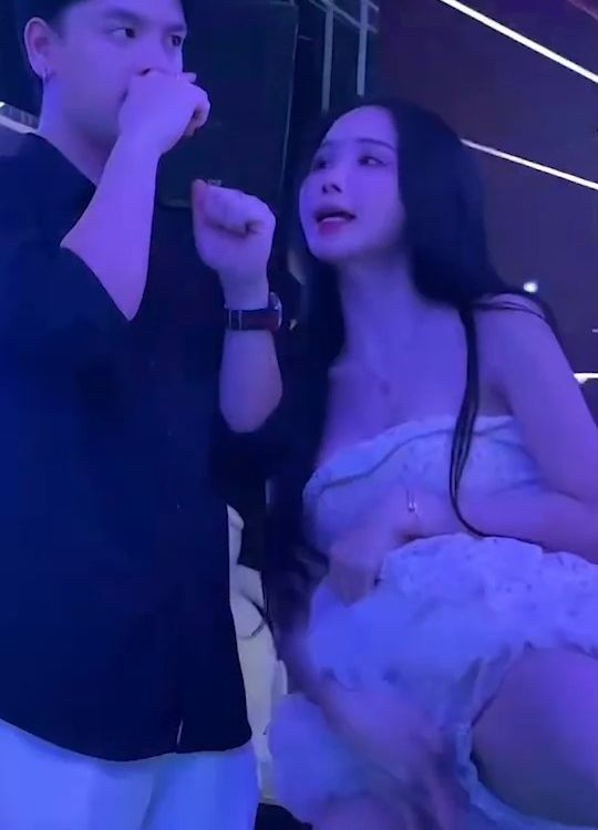 去酒吧喝酒就得叫个小姐！这短洋小妞一直抠逼给这男的闻