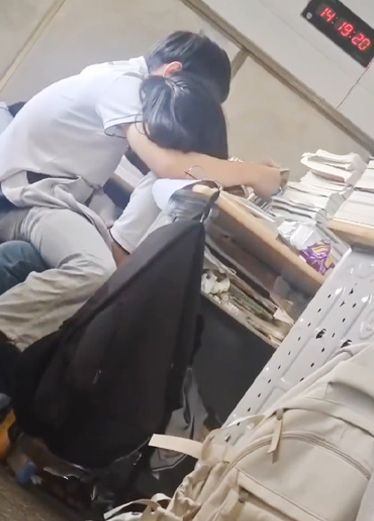 门事件 教室是用来学习的地方不是用来打飞机撸管的！