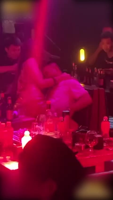 疑似迪丽热巴 合肥猫live house酒吧事件 醉酒男女大厅当众不雅行为事件