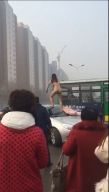 【网曝门事件】年青漂亮的妹子站在车顶上全裸跳舞，吃瓜群众疯狂拍摄