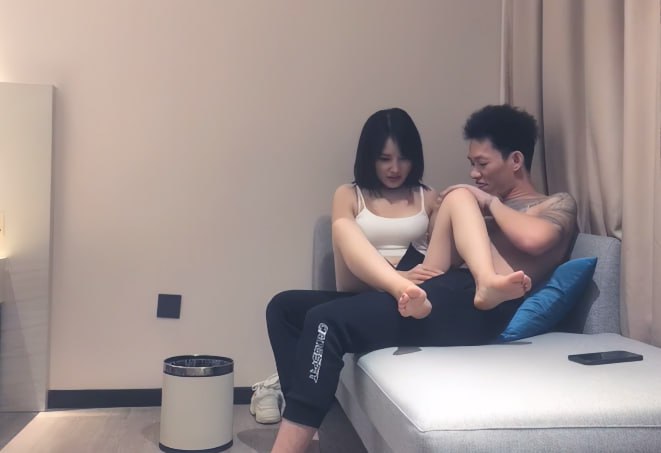 【鸭总侦探】酒店约风韵少妇，沙发调情，招牌姿势火车便当，干的哇哇叫