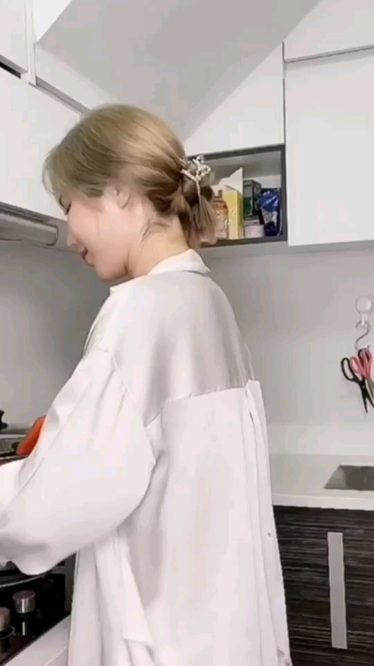 后入厨房做饭的嫂子