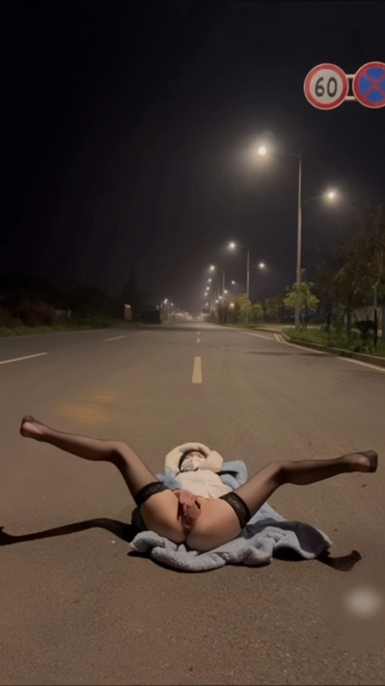 黑丝少女深夜街头自慰