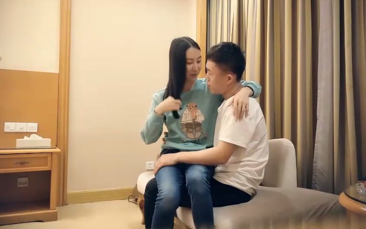 【七天高端外围】大三艺术系小姐姐_苗条身材长腿妹子，口交舔屌抬腿抽插，上位骑乘后入大力撞击
