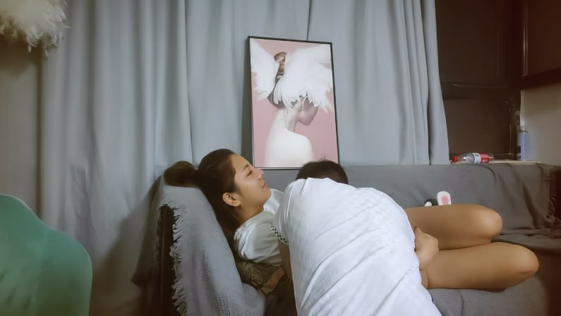 【胖子工作室】八字奶丰满外围小妹，沙发近景啪啪，超清视角录制