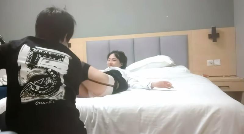 【利哥探花】吊带黑丝JK惹人怜却骚到爆，做爱中途男友还来电！