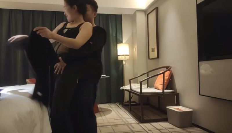 【胖子工作室】丰满熟女老情人，穿上情趣装跪地舔脚口交，sm啪啪大战