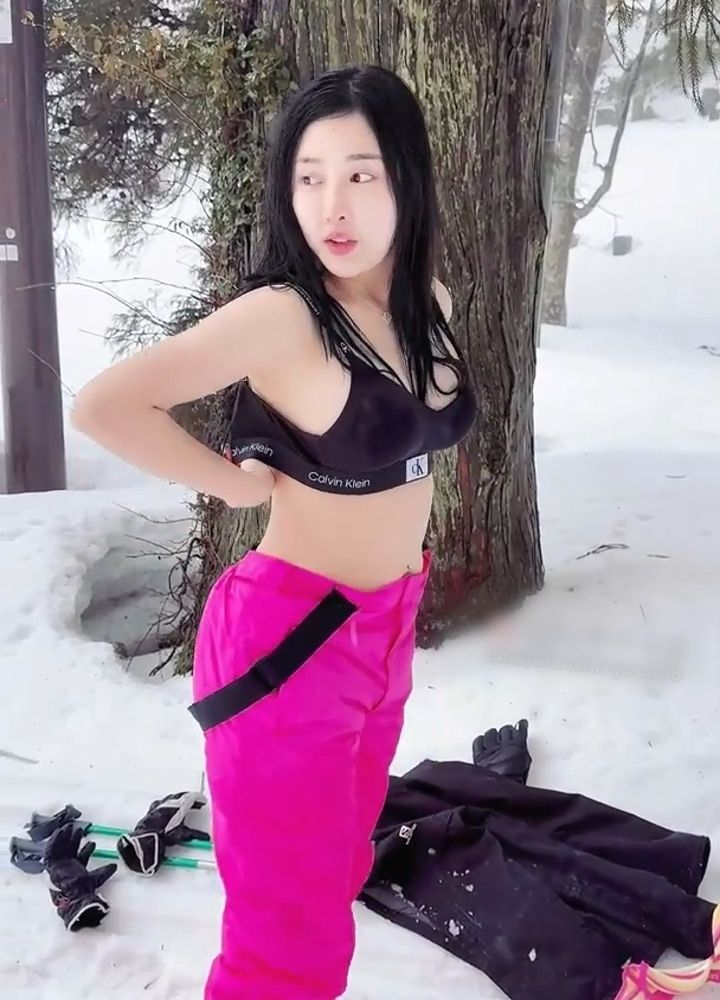 迷惑行为，上滑雪场大脱内衣，真不怕冻啊姐