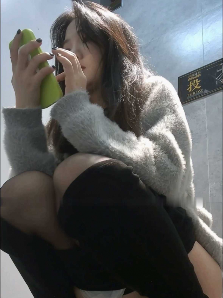 厕所偷拍美女尿尿 屁股都不擦