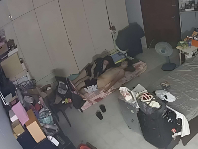 网爆门事件【家庭监控破解】午睡时乘妹妹睡着偷偷帮男友口爆！妹妹起身发现后尴尬转身！