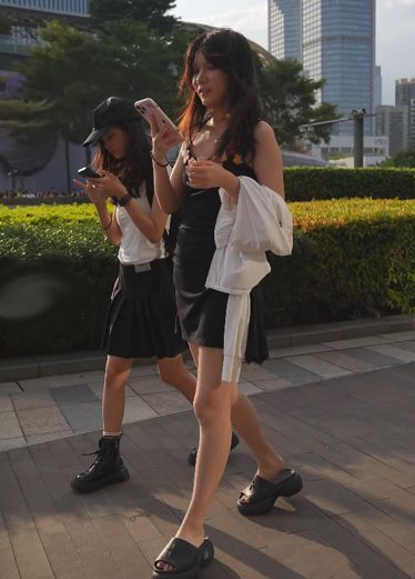 艳阳高照，前有短洋美女，只好一窥就进