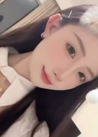 颜质高的小美女情不自禁的爬上肉棒骑马，还一脸爽到说不出话
