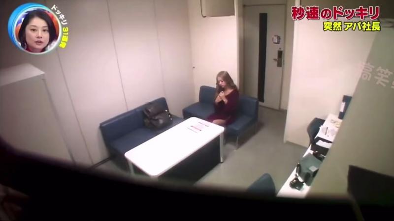 漆黑的的房间 突然一个老奶奶钻出来并贴近了你的脸 这时灯光亮起 你会有什么反应呢？