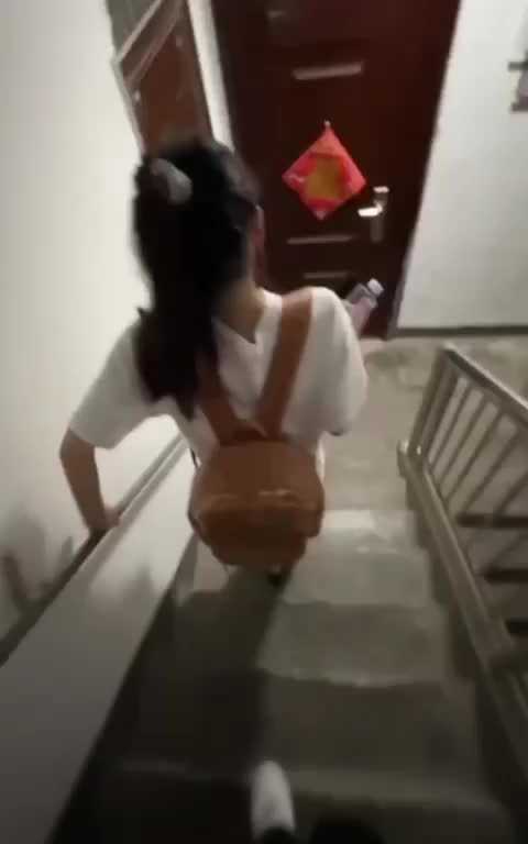 跟踪邻居家的女儿 高马尾先天JK圣体 把她调教成爱吃鸡巴的骚母狗 特别乖巧听话
