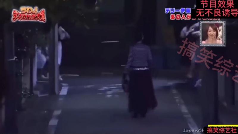 日本整蛊综艺 突然出现一百个人并冲向你时 你会有什么反应呢？