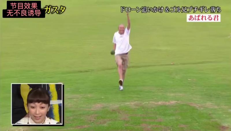 连续三次掉坑整蛊 男大姐直接裂开
