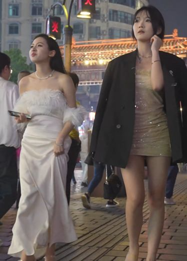 夜店想归宅的艳丽姊妹花，短洋小姐姐内裤还挺可爱的