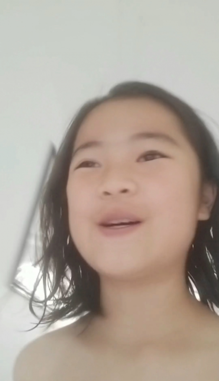 【裸聊实录】情商超高的小萝莉裸聊，转移尴尬就是问别人尴不尴尬，“看我尿尿是吧？正好我也想上厕所。只尿了一点，没有了嘞