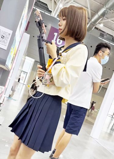 短发学生妹拍东西，那我来拍她内裤！抄底