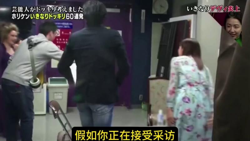 假如你正在接受采访 一抬头你发现对面坐着的主持人头顶着火了 这时你会有什么反应呢？