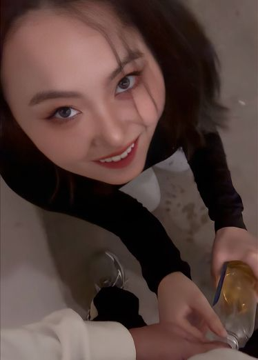 【重口慎入！逼着自己老婆喝尿】老婆都被呛哭了，一点怨言也没有，原来是因为男主开梅赛德斯啊