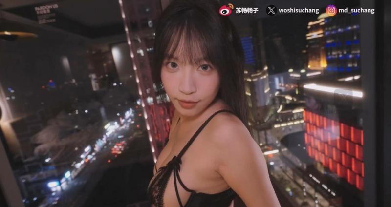 大奶肥臀御姐【苏畅】，贴着饭店落地窗性爱，被对面大楼的人看