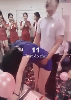 后入爆气球比赛小姐姐怕走光